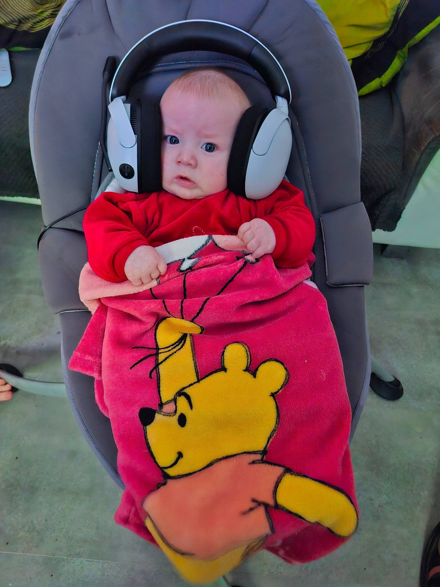 Maynna a rejoint le concours — aidez-le/la à gagner de superbes lots ! applique, baby, blanket, bodypart, car, couch, cushion, electronics, face, finger, furniture, hand, head, headphones, homedecor, person, photography, portrait, transportation, vehicle