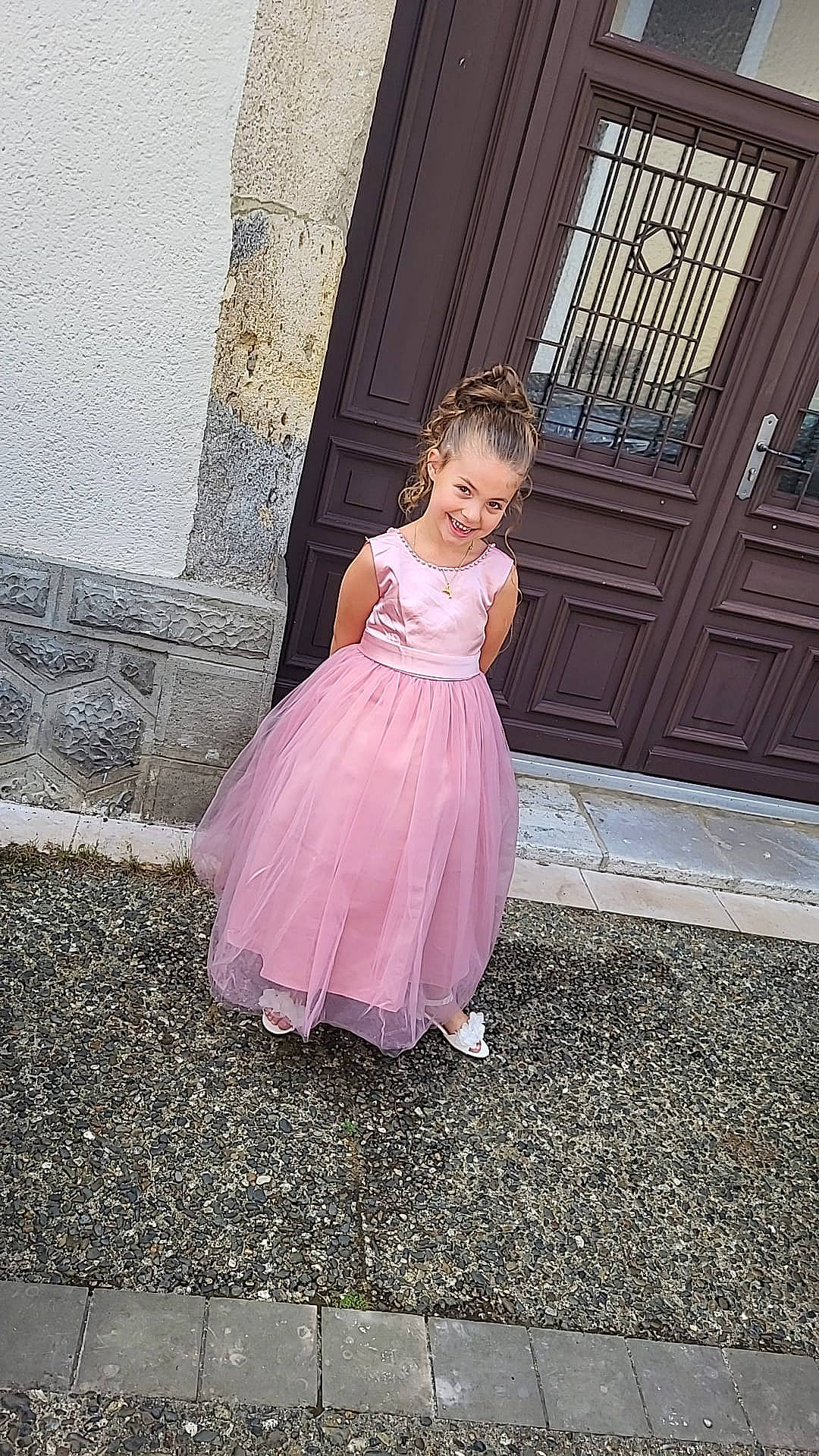 Lihanna a rejoint le concours — aidez-le/la à gagner de superbes lots ! bridal_accessory, bridal_clothing, bridal_party_dress, day_dress, dress, fashion_design, flash_photography, flooring, formal_wear, gown, happy, human_body, joy, long_hair, magenta, one_piece_garment, person, pink, standing, toddler