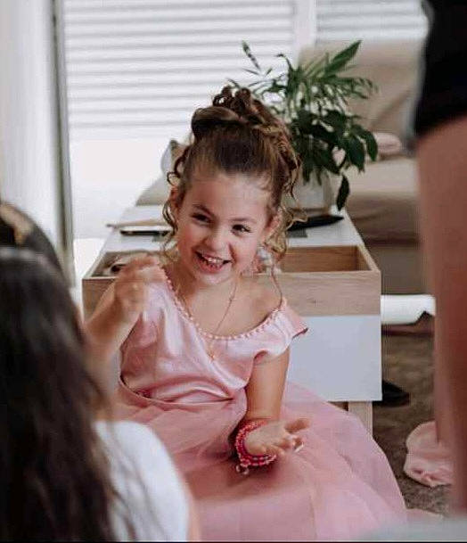 Lihanna participe au concours pour gagner de l'argent avec cette photo : bridal_accessory, bridal_clothing, ceremony, child, dress, event, flash_photography, formal_wear, fun, gown, hair_accessory, hairstyle, happy, headpiece, joy, peach, person, plant, sitting, smile