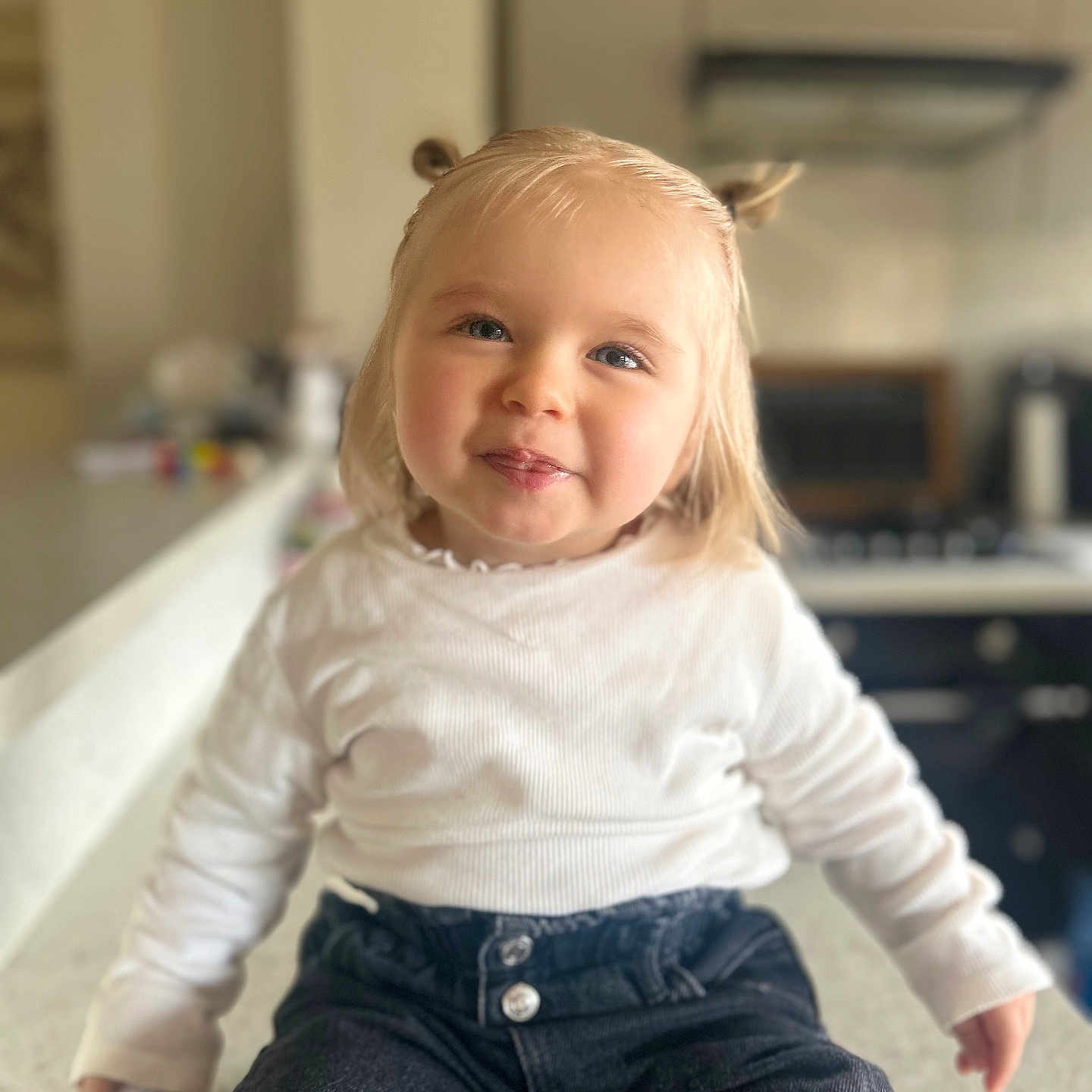 Lya a rejoint le concours — aidez-le/la à gagner de superbes lots ! baby, blonde, bodypart, clothing, face, finger, hair, hand, happy, head, indoors, jeans, longsleeve, pants, person, photography, portrait, sitting, sleeve, smile