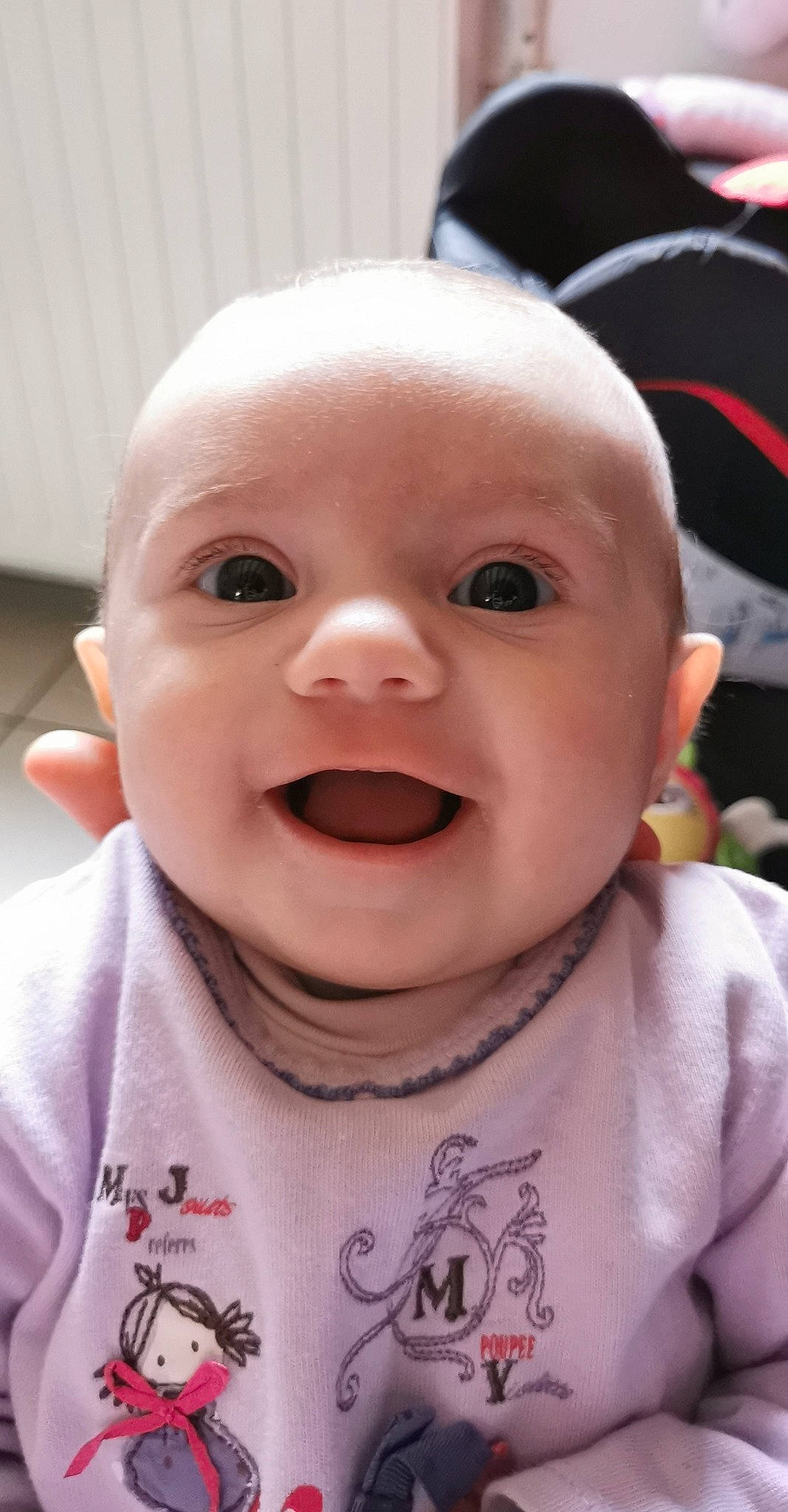 Lylia participe au concours pour gagner de l'argent avec cette photo : baby_toddler_clothing, cheek, child, chin, eye, eyebrow, facial_expression, forehead, iris, jaw, lip, mouth, nose, organ, person, pink, skin, sleeve, toddler, tongue