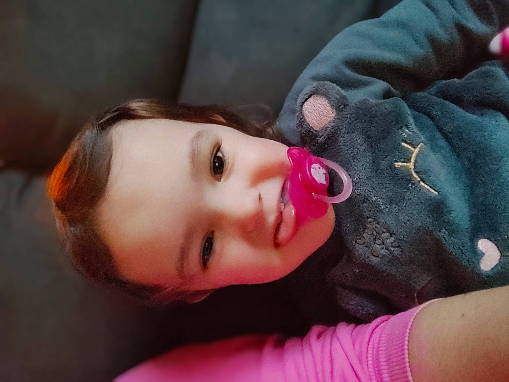 Ashley a rejoint le concours — aidez-le/la à gagner de superbes lots ! arm, cheek, dress, eyebrow, eyelash, flash_photography, gesture, hand, human_body, iris, joy, lip, mammal, mouth, neck, nose, person, pink, plant, skin