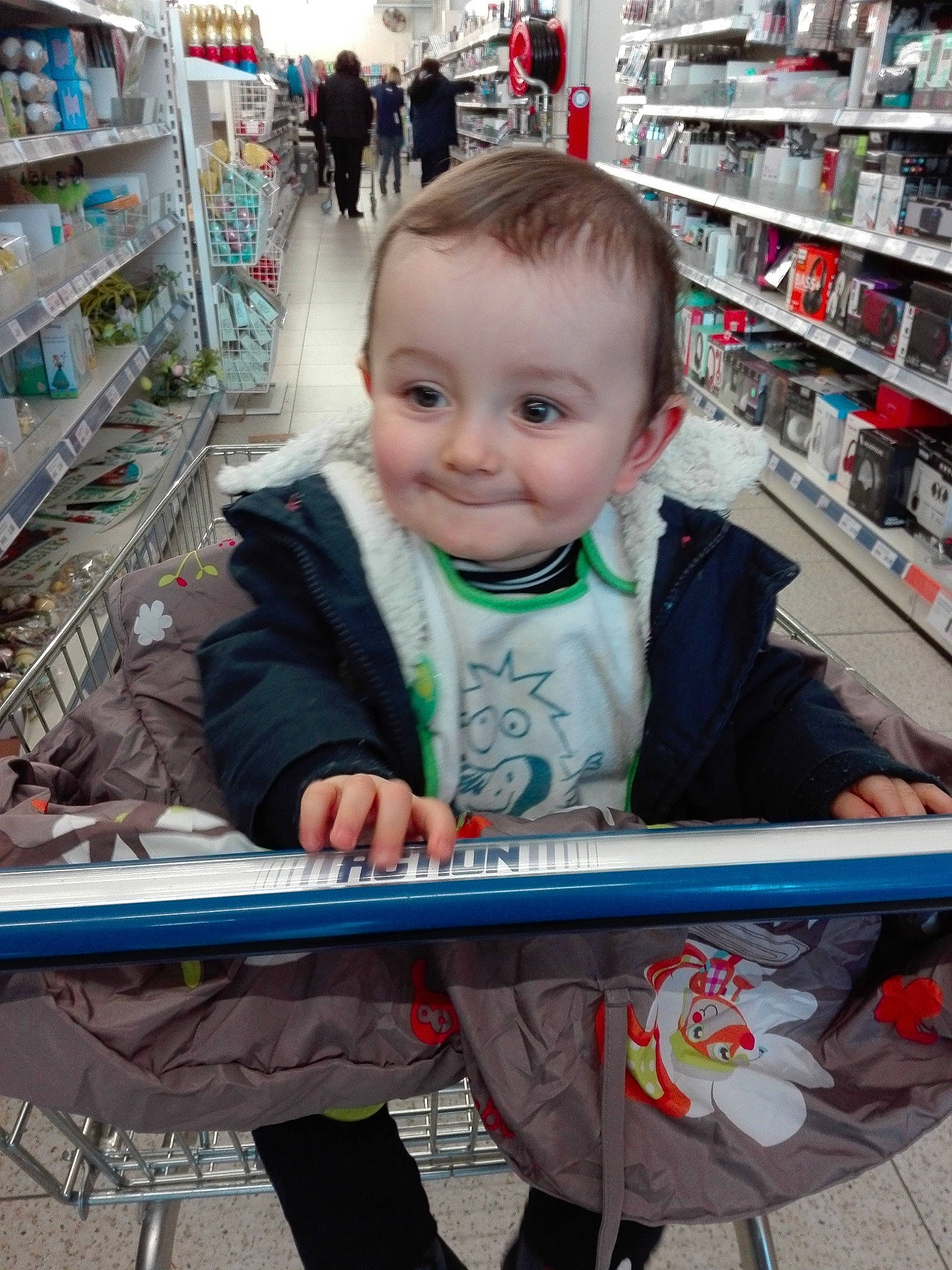 Jean participe au concours pour gagner de l'argent avec cette photo : baby, building, business, cart, cheek, child, convenience_store, fun, grocery_store, joy, person, product, retail, service, shopping, shopping_cart, smile, supermarket, toddler, toy