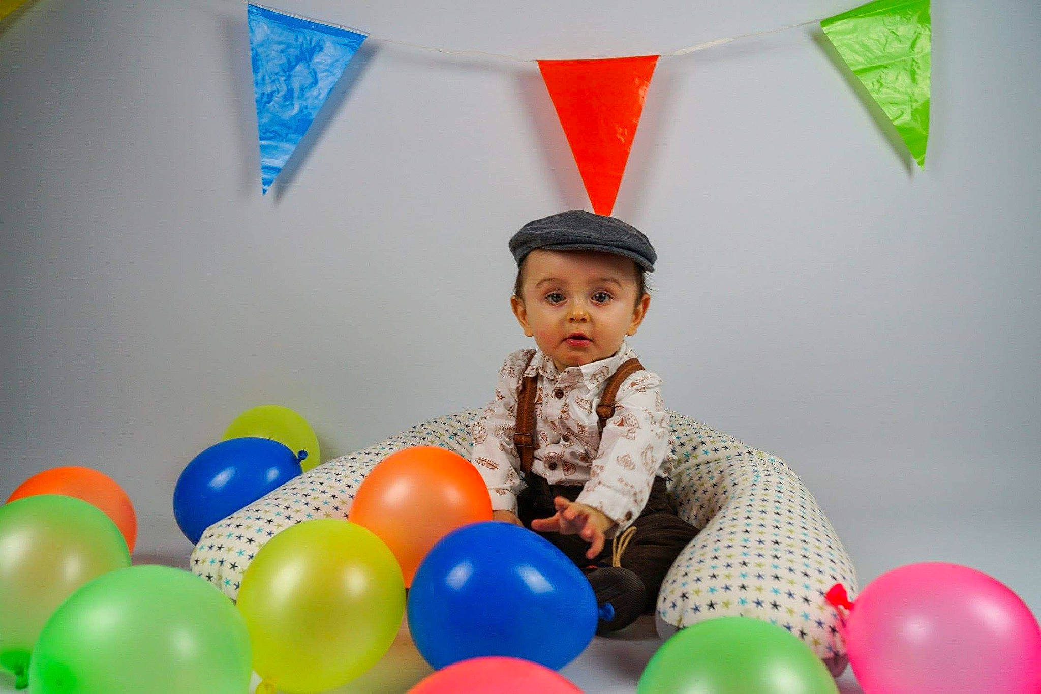 Jean a rejoint le concours — aidez-le/la à gagner de superbes lots ! baby_toys, balloon, birthday, child, fun, party, party_hat, party_supply, person, play, room, smile, surprise, toddler, toy