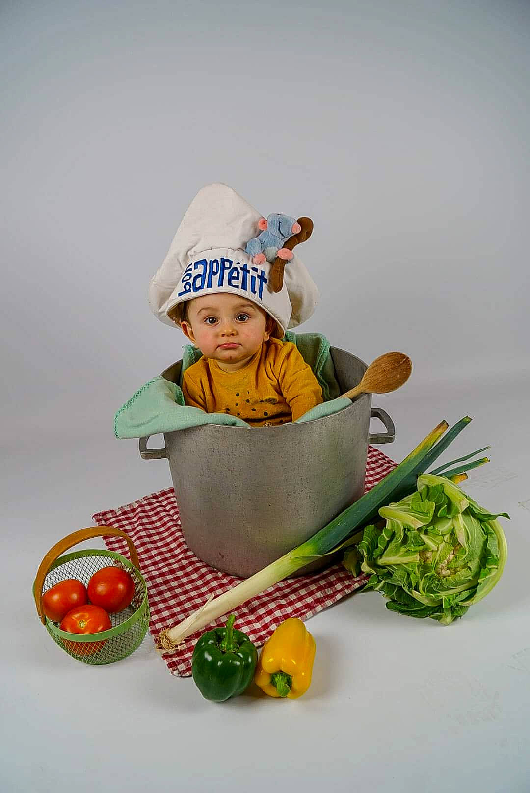 Jean participe au concours pour gagner de l'argent avec cette photo : child, headwear, person, toy, vegetable, vegetarian_food