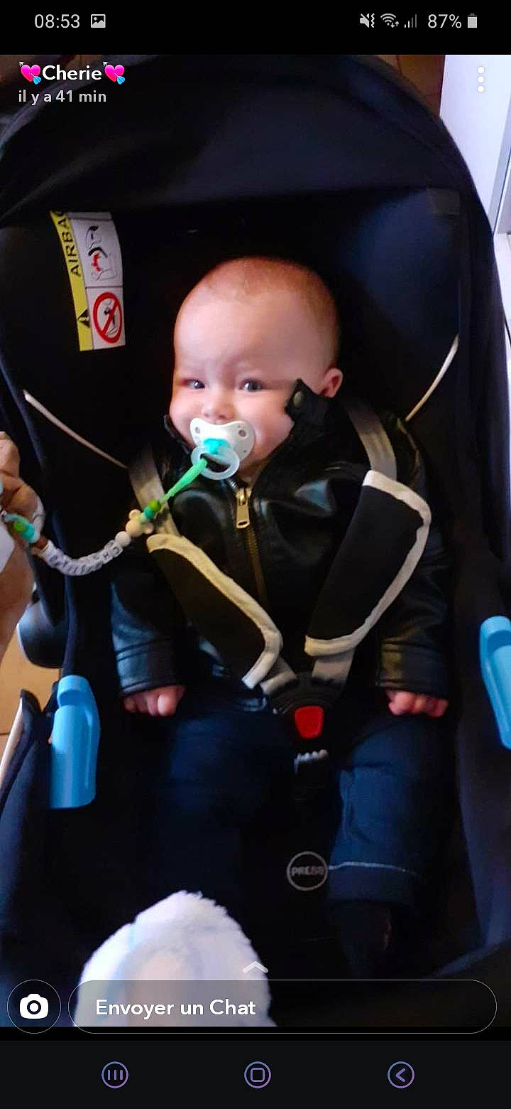 Christiano participe au concours pour gagner de l'argent avec cette photo : auto_part, baby, baby_carriage, baby_in_car_seat, baby_products, car_seat, child, person, product, seat_belt, sitting, toddler