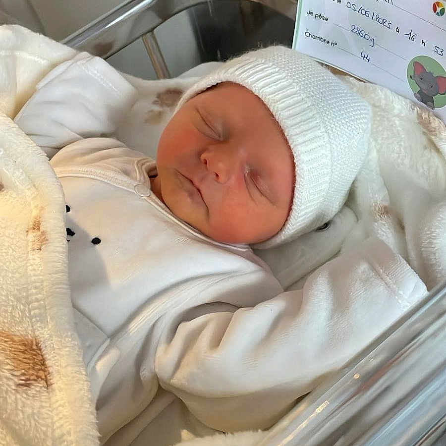 Ayden participe au concours pour gagner de l'argent avec cette photo : baby, bassinet, blanket, child, clothing, cute, hat, hospital, hospital_room, infant, newborn, newborn_baby, peaceful, portrait, resting, sleep, sleeping, soft_lighting, white, wrapped