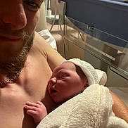 Ayden a rejoint le concours — aidez-le/la à gagner de superbes lots ! adult, baby, bed, blanket, care, closeup, comfort, equipment, face, family, headwear, holding, hospital, love, medical, newborn, person, skin, sleeping, tender