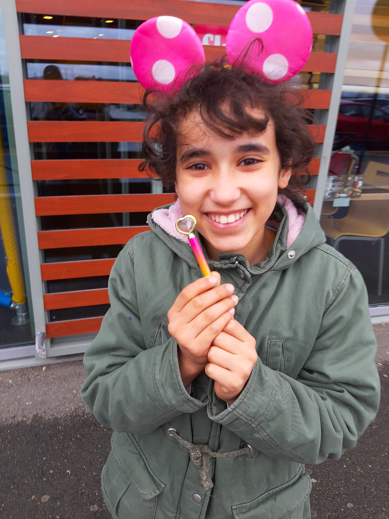 Malak participe au concours pour gagner de l'argent avec cette photo : child, ear, finger, gesture, joy, person, smile, v_sign