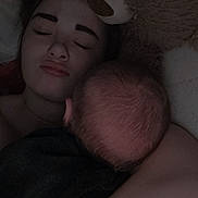 Katalyna a rejoint le concours — aidez-le/la à gagner de superbes lots ! baby, child, person, sleeping, teddy_bear, plush, face, head, rest, cozy, cuddle, dark, indoor, close_up, portrait, family, love, comfort, skin, hair