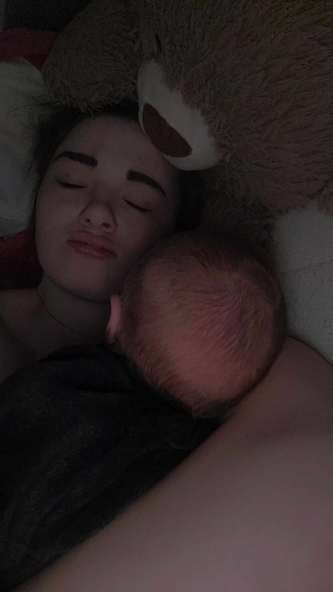 Katalyna a rejoint le concours — aidez-le/la à gagner de superbes lots ! baby, child, person, sleeping, teddy_bear, plush, face, head, rest, cozy, cuddle, dark, indoor, close_up, portrait, family, love, comfort, skin, hair