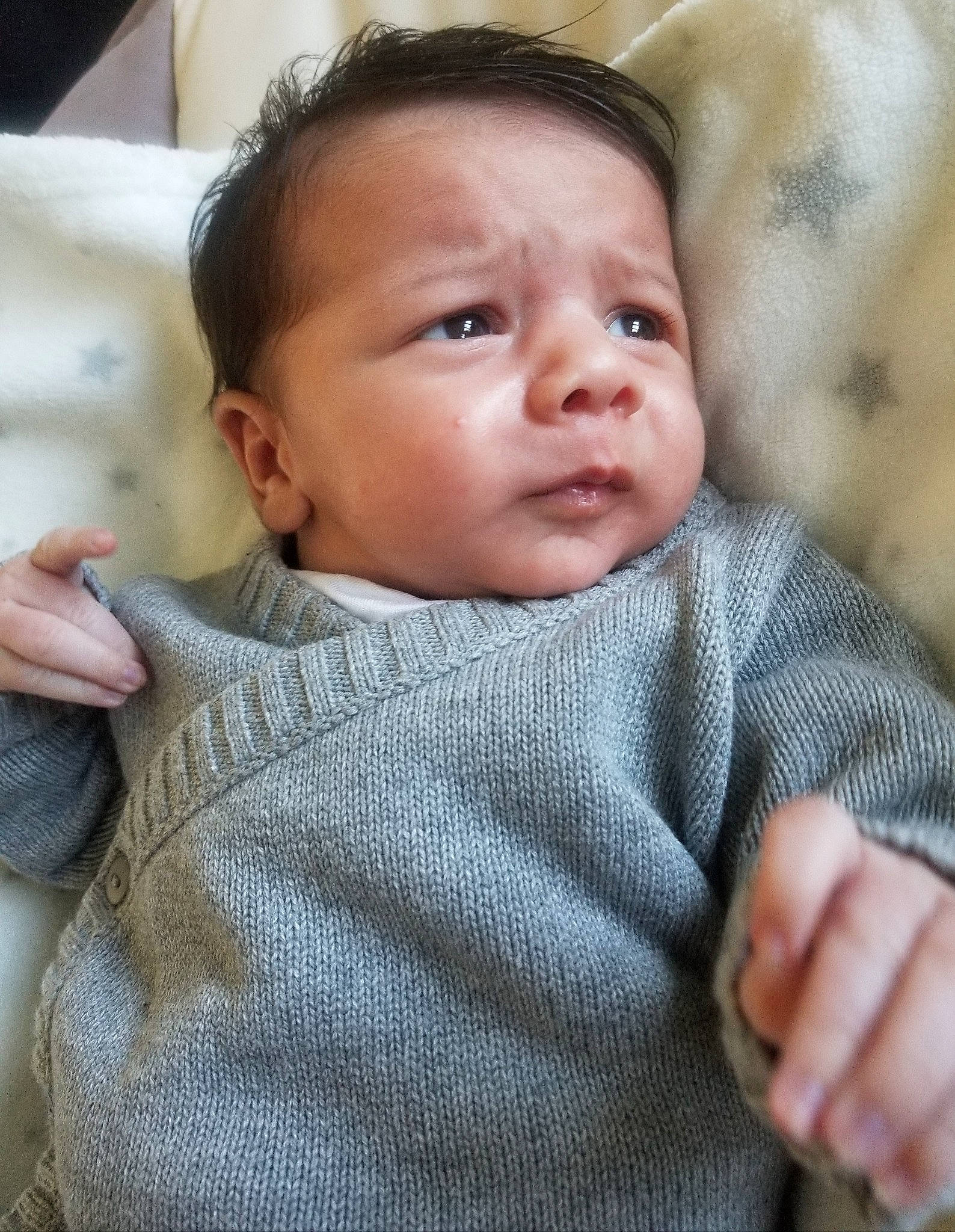 Zakaria a rejoint le concours — aidez-le/la à gagner de superbes lots ! baby, baby_toddler_clothing, cheek, chin, collar, comfort, eyelash, face, finger, forehead, gesture, iris, lip, mouth, nose, person, skin, sleeve, textile, thumb