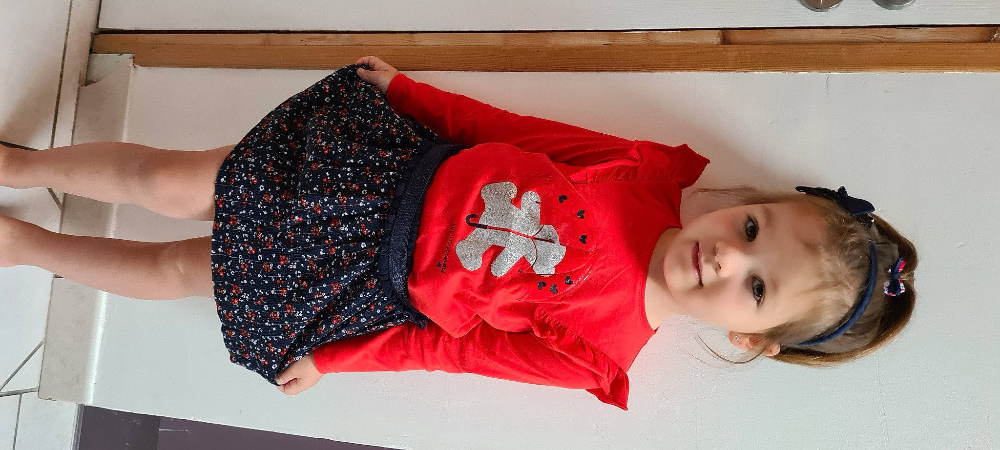 Léna participe au concours pour gagner de l'argent avec cette photo : baby, baby_toddler_clothing, cap, carmine, child, comfort, costume_hat, fashion_accessory, fun, headgear, joy, knit_cap, orange, pattern, person, room, sleeve, smile, textile, toddler