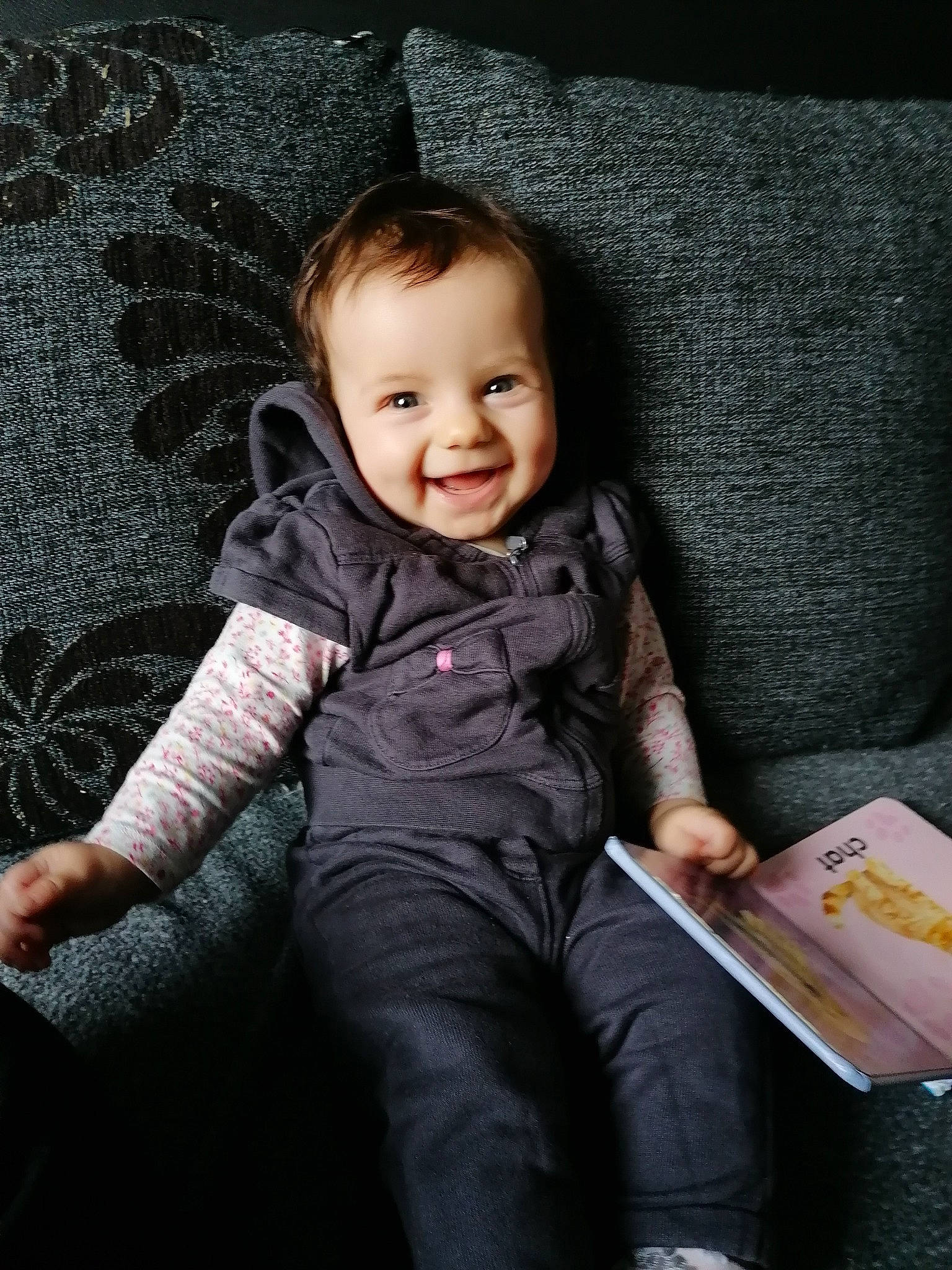 Romane a rejoint le concours — aidez-le/la à gagner de superbes lots ! baby, baby_toddler_clothing, beauty, cheek, child, comfort, couch, eye, flash_photography, fun, hairstyle, hand, happy, iris, joy, person, sitting, skin, sleeve, smile