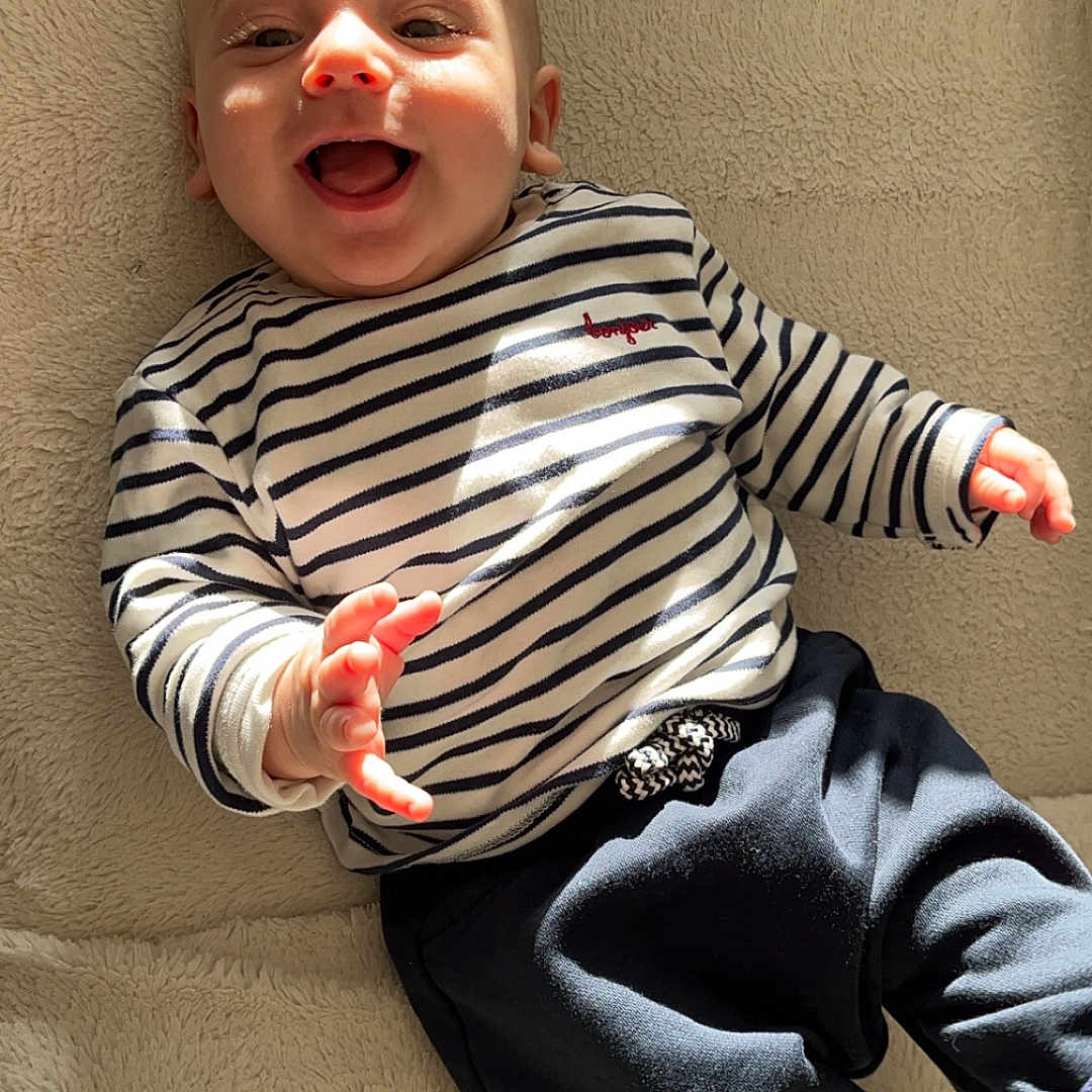 Sacha a rejoint le concours — aidez-le/la à gagner de superbes lots ! baby, babylaughing, bodypart, clothing, face, finger, footwear, hand, happy, head, hosiery, jeans, laughing, pants, person, photography, portrait, sitting, smile, sock