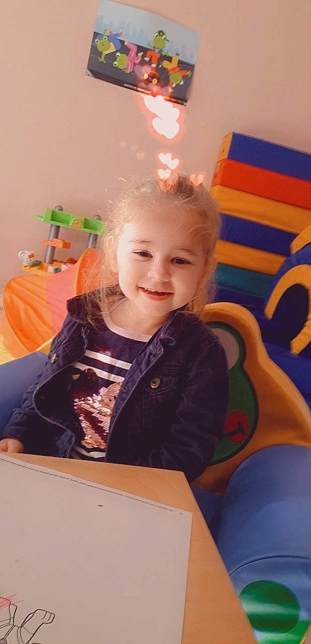 Athena participe au concours pour gagner de l'argent avec cette photo : baby, chair, child, event, eye, fun, hairstyle, happy, holiday, joy, laugh, leisure, party, person, play, room, sitting, smile, t_shirt, toddler