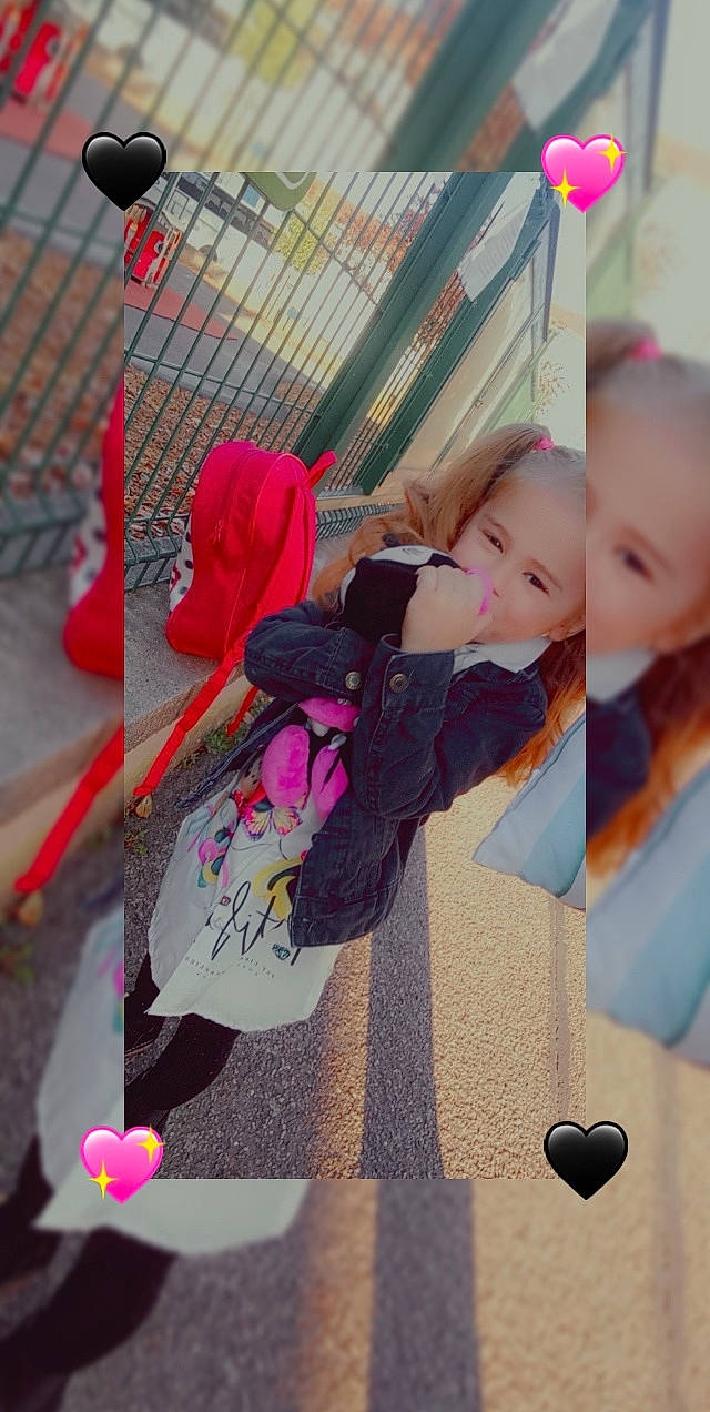 Athéna participe au concours pour gagner de l'argent avec cette photo : baby, baby_products, baby_toddler_clothing, child, fun, happy, leisure, magenta, pattern, person, photograph, pink, play, recreation, room, sitting, textile, toddler