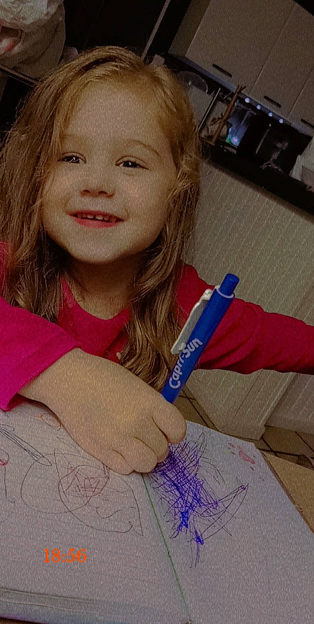 Athéna participe au concours pour gagner de l'argent avec cette photo : blond, chair, cheek, child, child_art, finger, fun, happy, joy, lip, nail, office_supplies, pen, person, smile, stationery, t_shirt, toddler, tree, writing