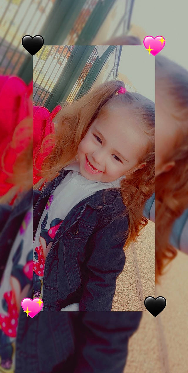 Athéna a rejoint le concours — aidez-le/la à gagner de superbes lots ! audio_equipment, blond, brown_hair, child, fashion_accessory, fun, gesture, happy, iris, joy, leisure, magenta, microphone, pattern, people, person, pink, product, skin, smile