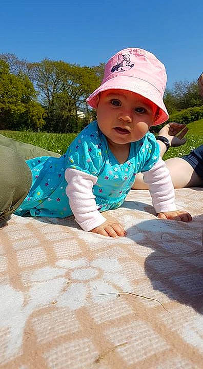 Yuna a rejoint le concours — aidez-le/la à gagner de superbes lots ! boy, child, headwear, human_positions, play, toddler, vacation