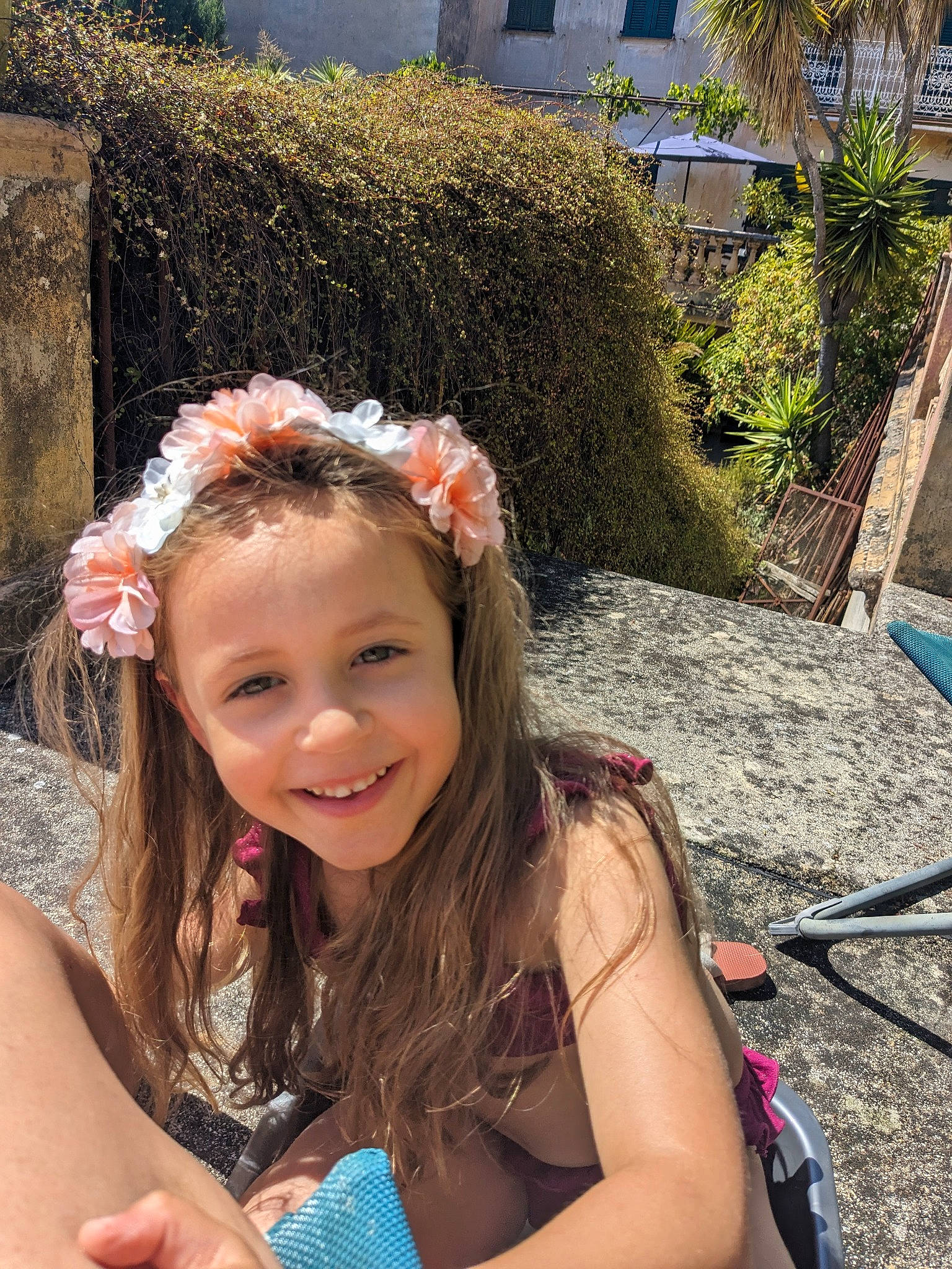 Ellie a rejoint le concours — aidez-le/la à gagner de superbes lots ! blond, brown_hair, event, eye, eyewear, fun, grass, hairstyle, happy, headpiece, iris, jewellery, joy, leisure, long_hair, people_in_nature, person, plant, recreation, smile