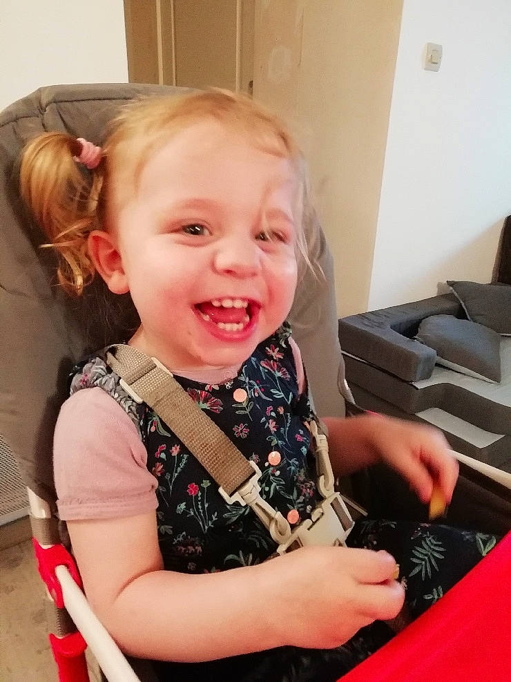 Louna participe au concours pour gagner de l'argent avec cette photo : baby, blond, cheek, child, computer_keyboard, ear, fashion_accessory, fun, happy, iris, jewellery, joy, netbook, office_equipment, office_supplies, pattern, person, sitting, skin, smile