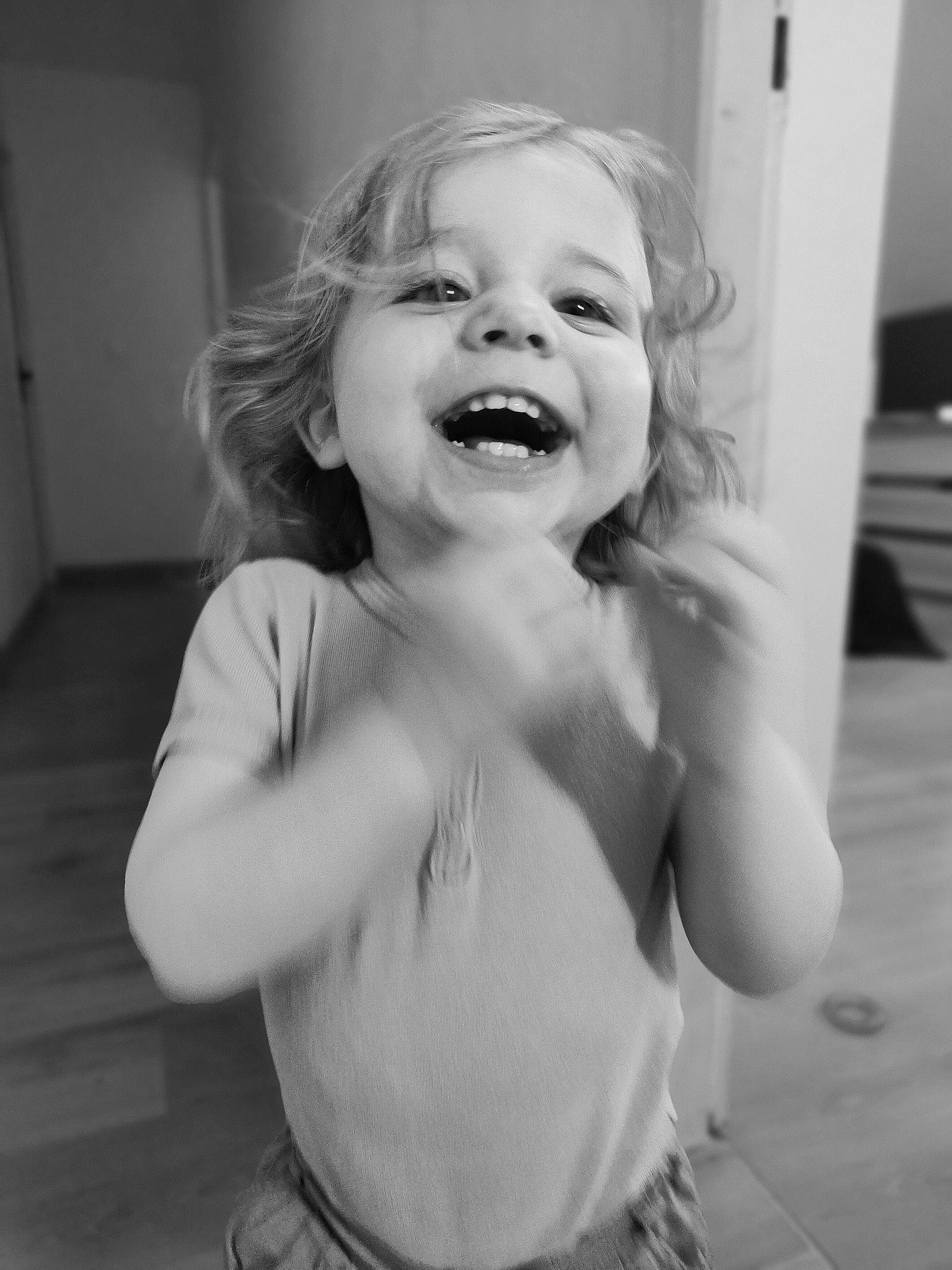 Louna participe au concours pour gagner de l'argent avec cette photo : black_and_white, cheek, chin, eyebrow, face, flash_photography, gesture, happy, human_body, iris, jaw, lip, mouth, neck, nose, person, skin, smile, style, toddler