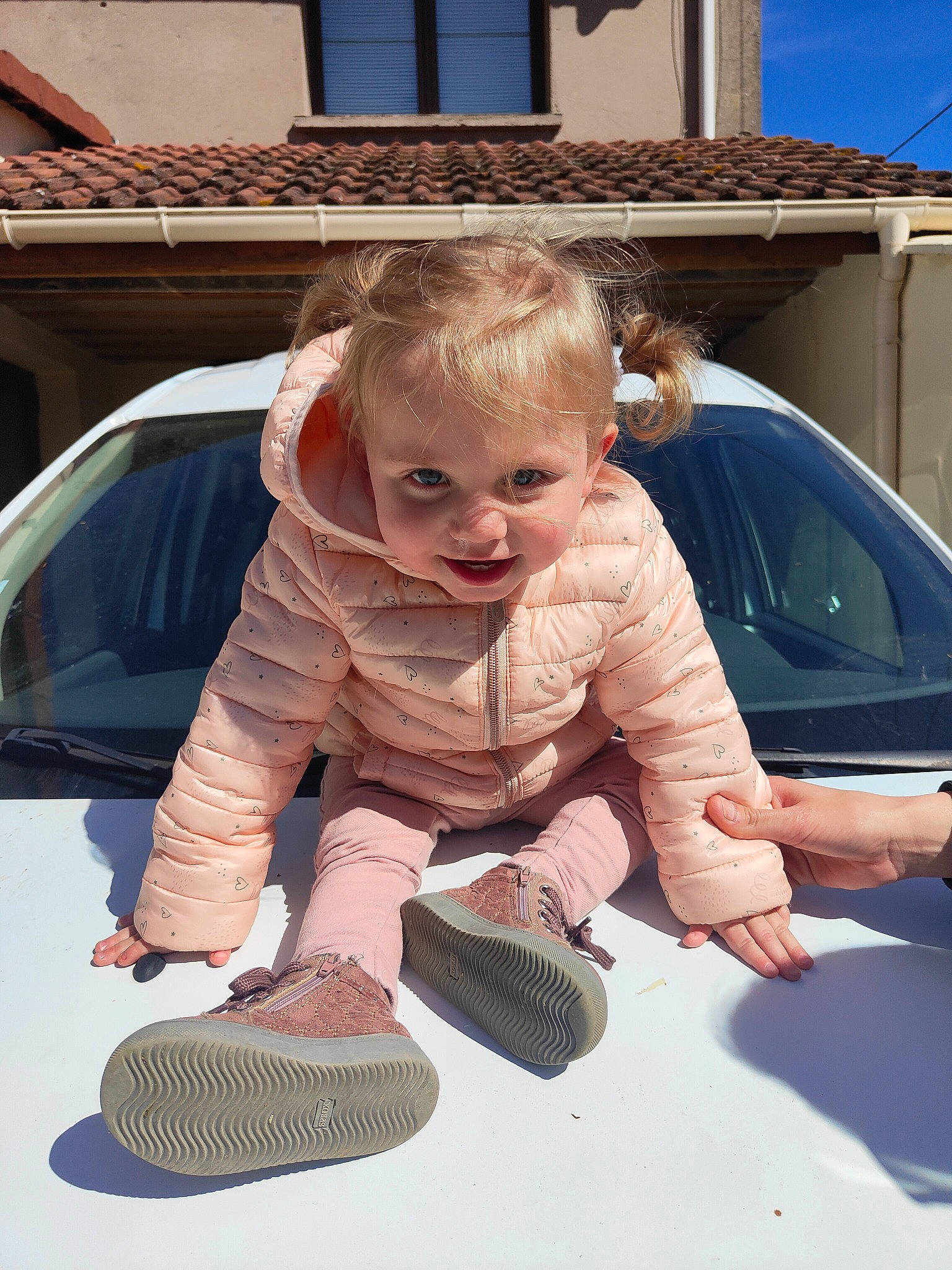 Louna participe au concours pour gagner de l'argent avec cette photo : automotive_design, automotive_exterior, automotive_lighting, bumper, car, finger, glass, grass, happy, hood, motor_vehicle, person, sneakers, tints_and_shades, toddler, vehicle, vehicle_door, walking_shoe, window, windscreen_wiper