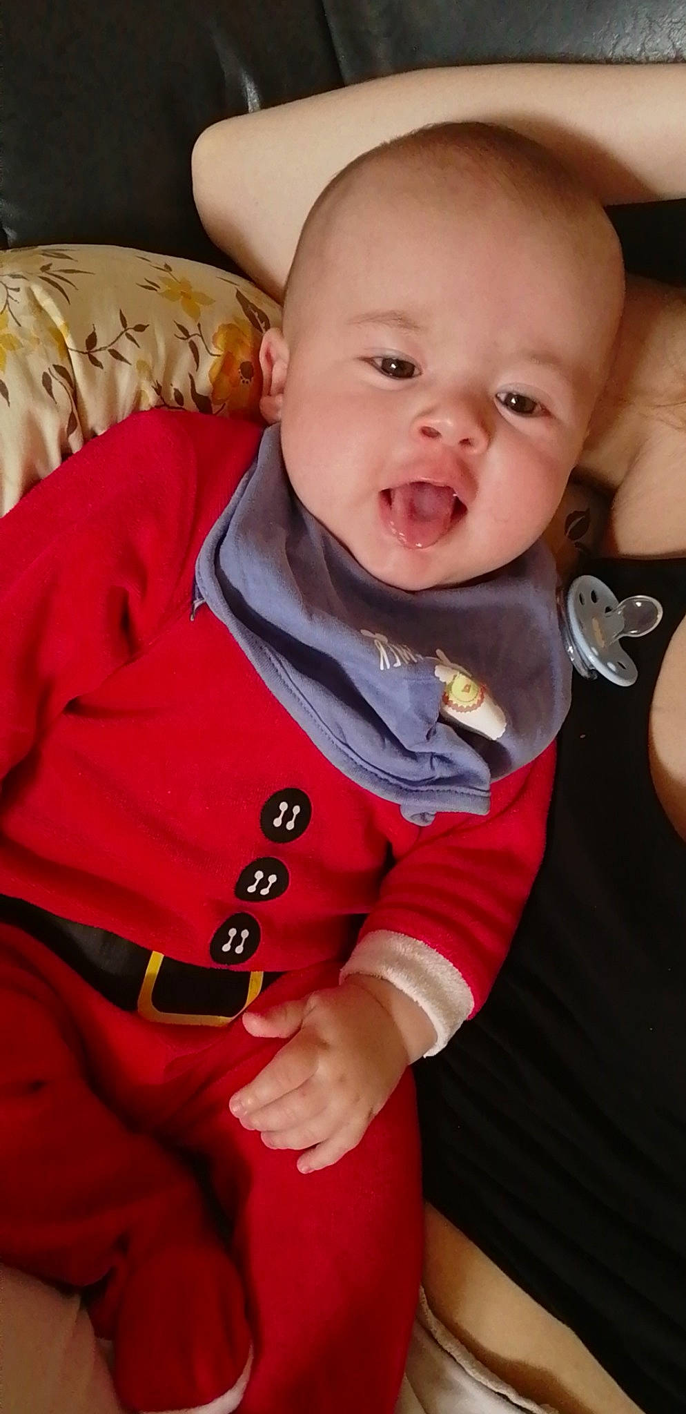 Léo a rejoint le concours — aidez-le/la à gagner de superbes lots ! arm, baby, baby_products, cheek, child, head, lip, mouth, nose, person, product, red, skin, smile, toddler