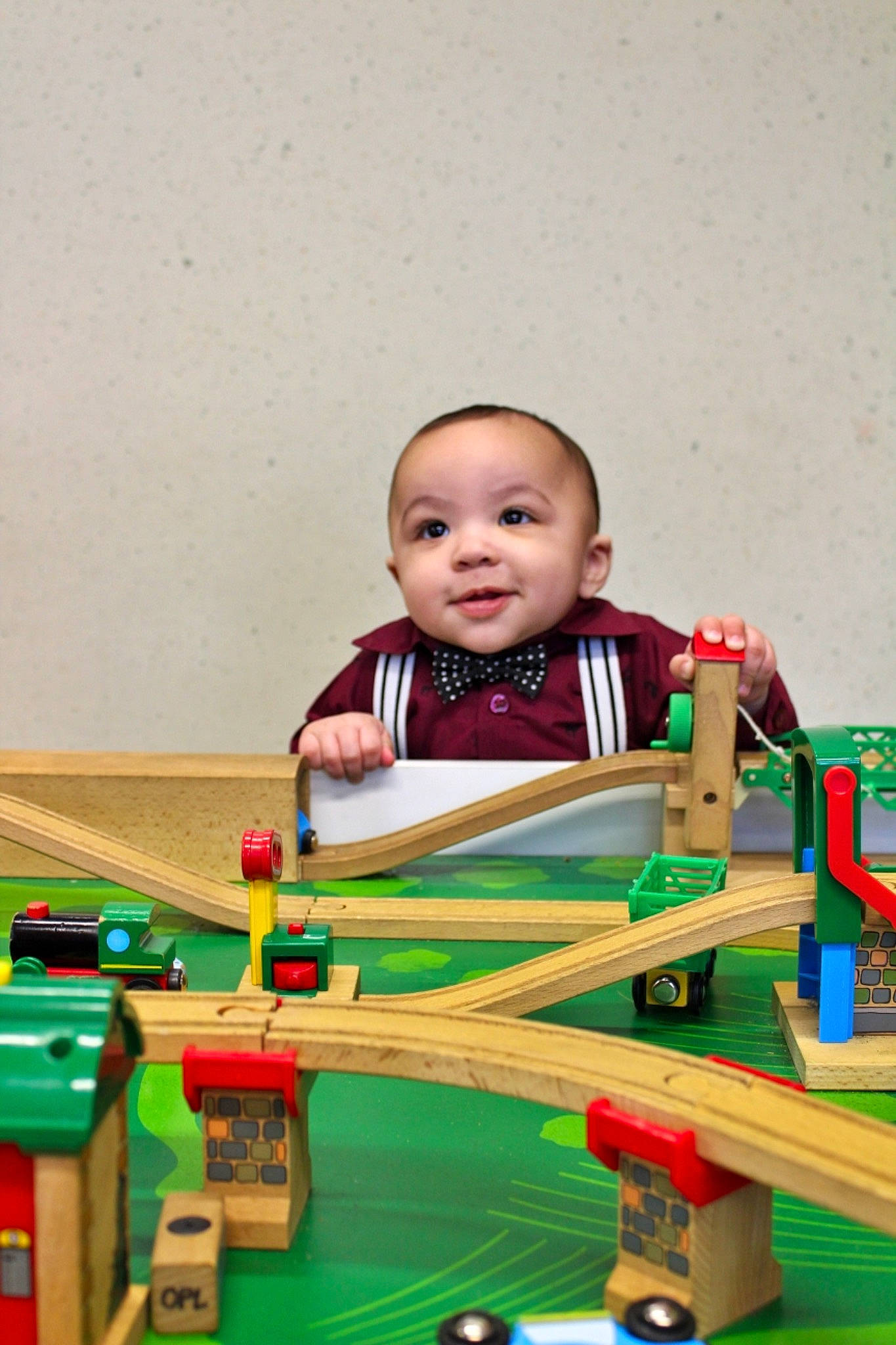 Zaydenn is registered to the contest to win money with this photo: baby, child, lego, person, play, playset, table, toddler, toy, toy_block