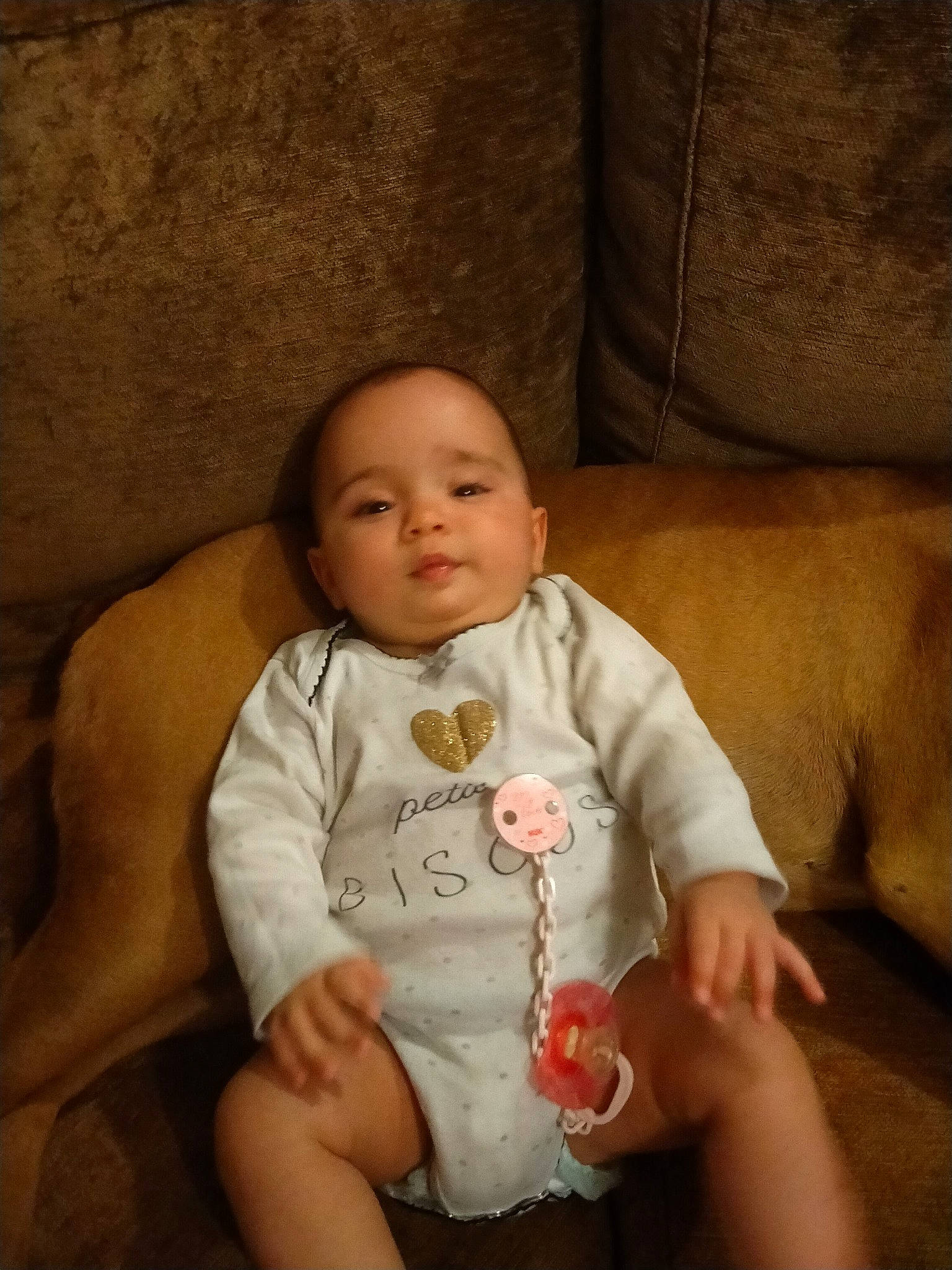 Lilya a rejoint le concours — aidez-le/la à gagner de superbes lots ! baby, baby_products, child, finger, person, sitting, thumb, toddler