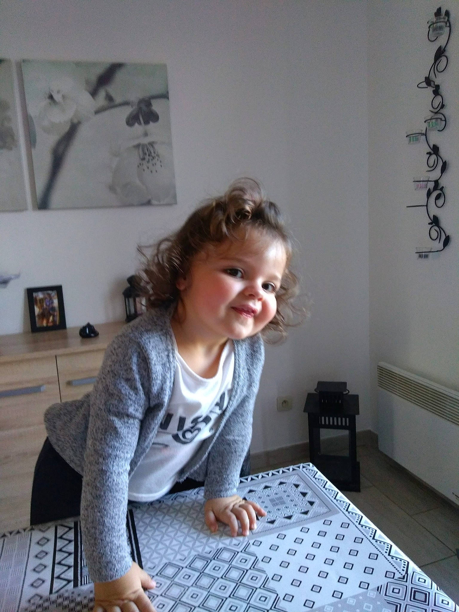 Johanna participe au concours pour gagner de l'argent avec cette photo : child, floor, flooring, person, room, smile, toddler