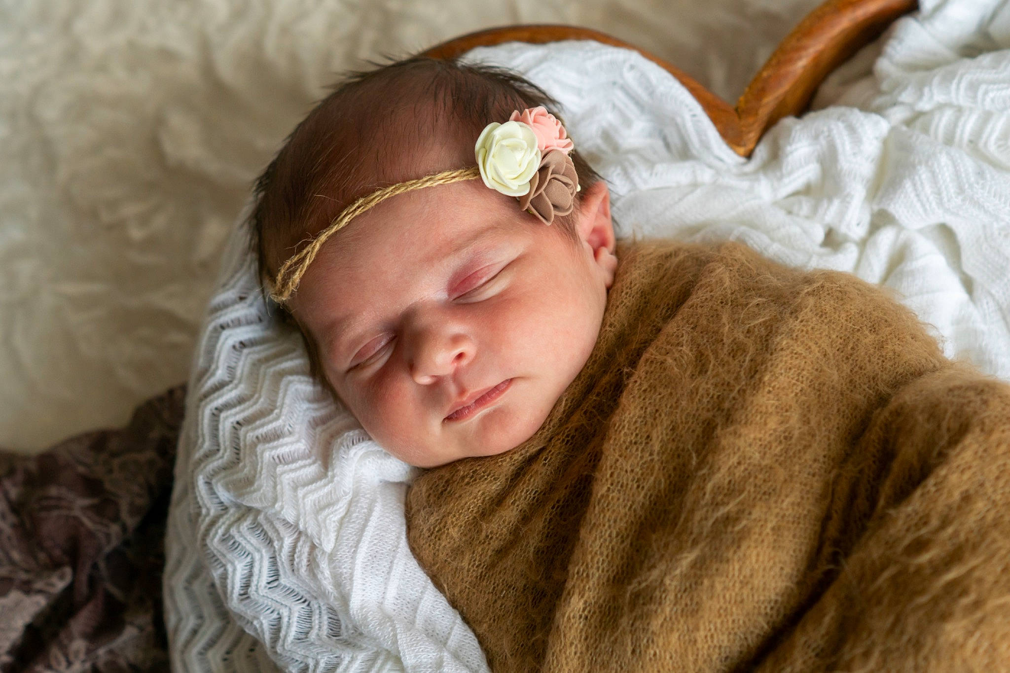 Romy a rejoint le concours — aidez-le/la à gagner de superbes lots ! baby, baby_sleeping, baby_toddler_clothing, cheek, child, comfort, ear, eye, eyelash, eyewear, glasses, head, headwear, human_body, linens, lip, nose, person, skin, sleeve