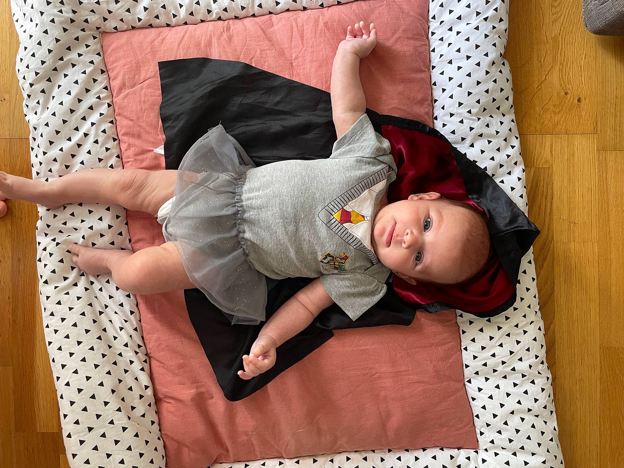 Romy participe au concours pour gagner de l'argent avec cette photo : child, comfort, floor, flooring, foot, fun, happy, hardwood, human_leg, knee, leisure, linens, pattern, person, room, sitting, textile, thigh, toddler, tree