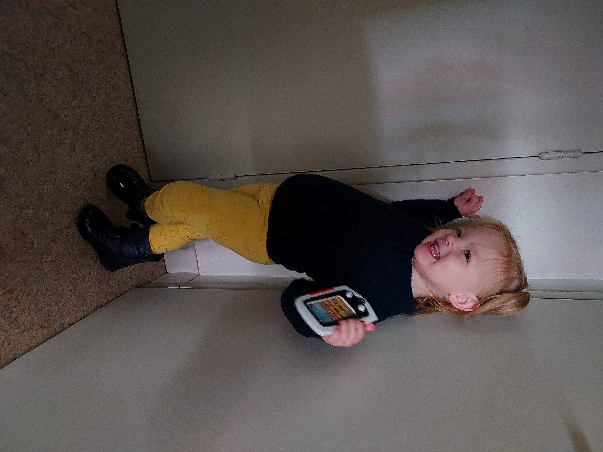 Candy participe au concours pour gagner de l'argent avec cette photo : baby, baby_toddler_clothing, comfort, elbow, floor, flooring, foot, hardwood, human_leg, joy, knee, kneeling, leg, person, room, sitting, sleeve, sock, t_shirt, thigh