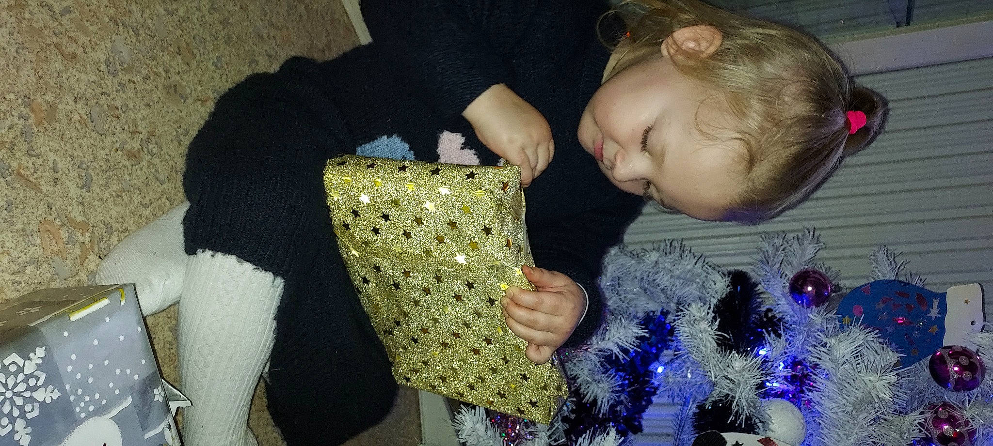 Candy a rejoint le concours — aidez-le/la à gagner de superbes lots ! arm, baby, baby_products, baby_toddler_clothing, child, craft, electric_blue, event, fashion_accessory, finger, hand, linens, pattern, person, product, sleeve, textile, toddler, tree, wool