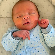 Mio a rejoint le concours — aidez-le/la à gagner de superbes lots ! newborn, baby, sleeping, infant, blue_onesie, onesie, hands, face, closed_eyes, bassinet, blanket, cozy, soft_fabric, patterned, cute, peaceful, portrait, indoors, child, person