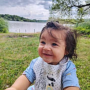 Angelo participe au concours pour gagner de l'argent avec cette photo : toddler, child, smiling, grass, lake, cloudy_sky, bib, giraffe, panda, outdoor, nature, greenery, happy, portrait, baby_clothes, cute, young_child, daylight, trees, water