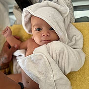 Matheïs participe au concours pour gagner de l'argent avec cette photo : arm, baby, baby_bath, child, closeup, curious, cute, expression, face, hand, hooded_towel, indoors, infant, person, portrait, skin, soft, tattoo, towel, yellow_towel