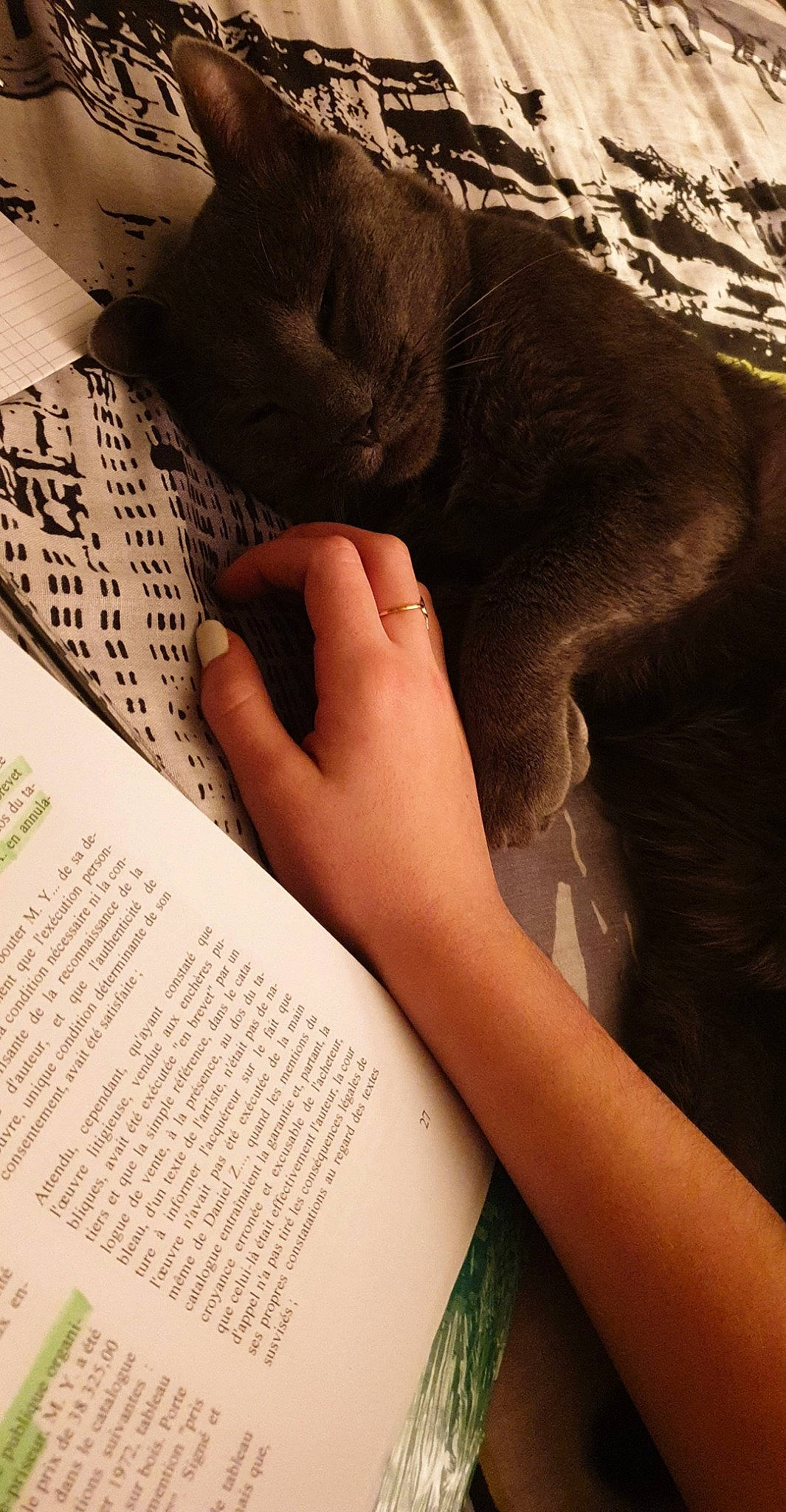 Ange participe au concours pour gagner de l'argent avec cette photo : adaptation, finger, hand, reading