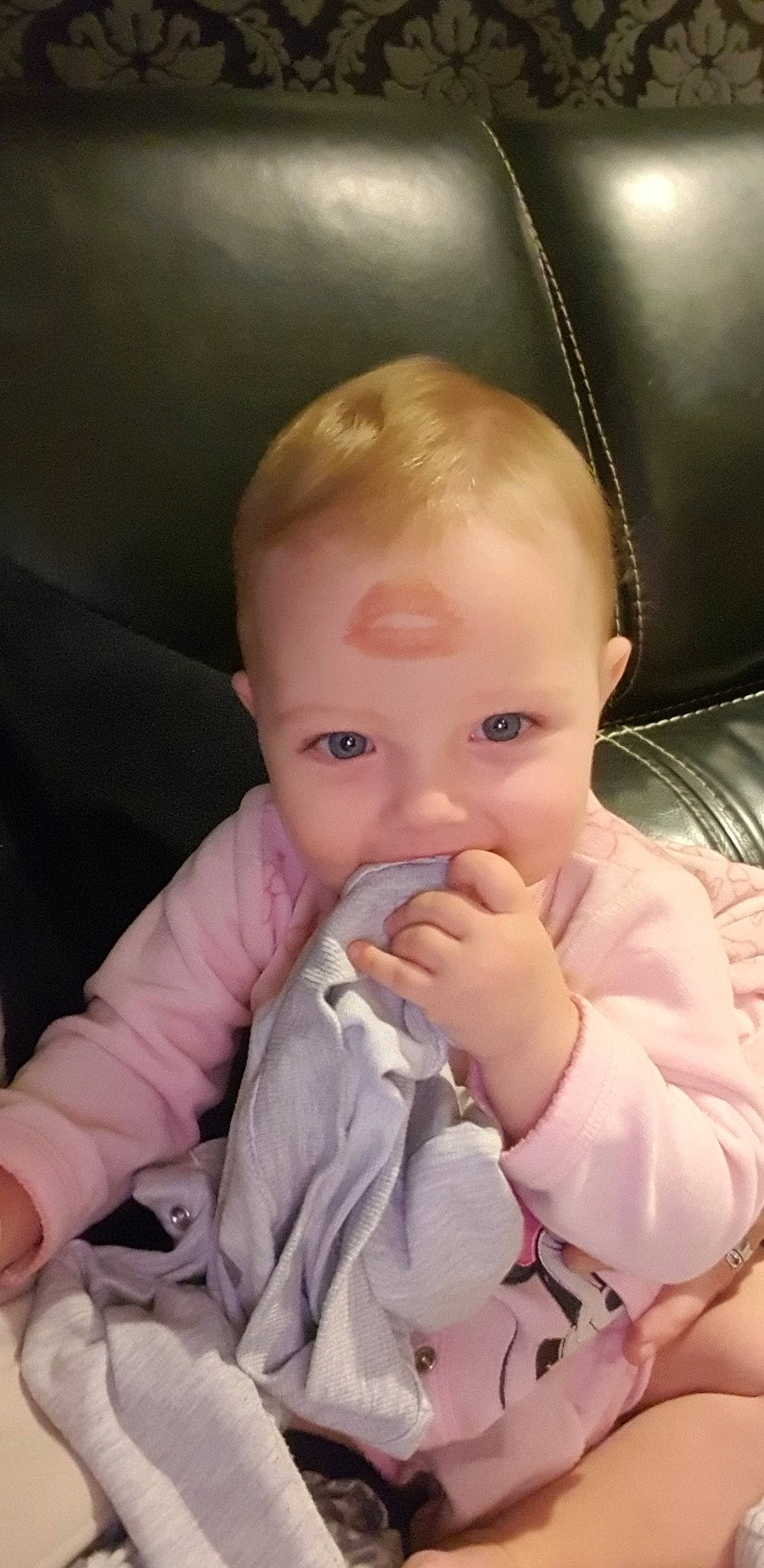 Julya participe au concours pour gagner de l'argent avec cette photo : cheek, child, ear, eye, face, finger, forehead, girl, hand, head, human_hair_color, infant, iris, joy, lip, mouth, nose, person, product, skin