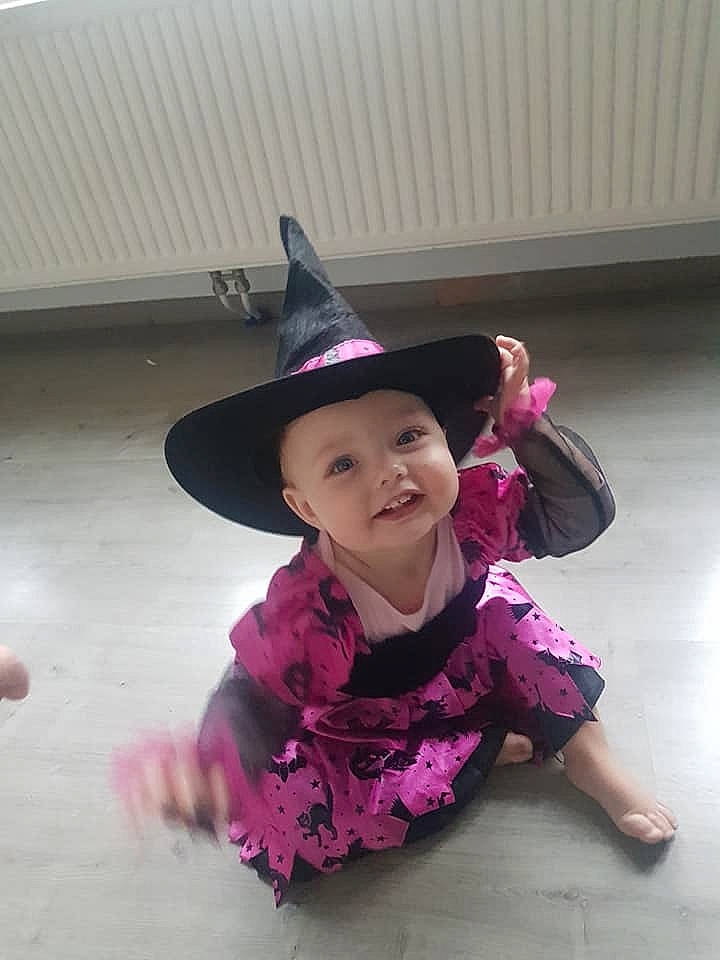 Julya participe au concours pour gagner de l'argent avec cette photo : child, costume, fashion_accessory, fun, girl, happiness, hat, headgear, joy, person, pink, purple, skin, smile, toddler
