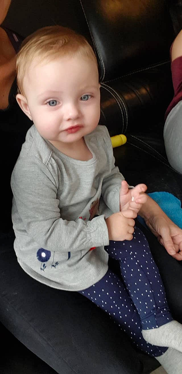 Julya a rejoint le concours — aidez-le/la à gagner de superbes lots ! boy, child, eye, fun, girl, infant, leg, person, product, sitting, skin, smile, toddler