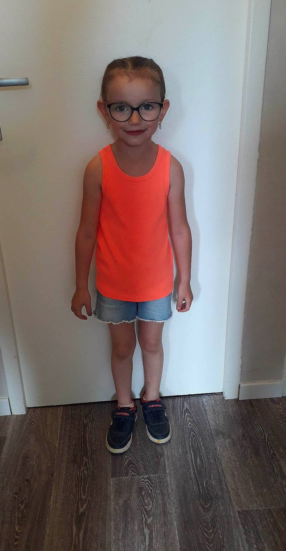 Luna a rejoint le concours — aidez-le/la à gagner de superbes lots ! baby_toddler_clothing, cool, eyewear, face, flooring, footwear, glasses, goggles, head, human_body, joy, knee, neck, person, shoulder, sleeve, standing, t_shirt, thigh, toddler