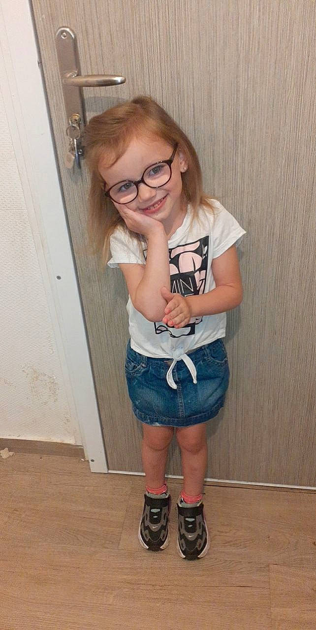 Luna participe au concours pour gagner de l'argent avec cette photo : blond, denim, electric_blue, eyewear, face, glasses, hair, head, human_leg, jean_short, joy, knee, leg, long_hair, person, shorts, sleeve, smile, t_shirt, thigh