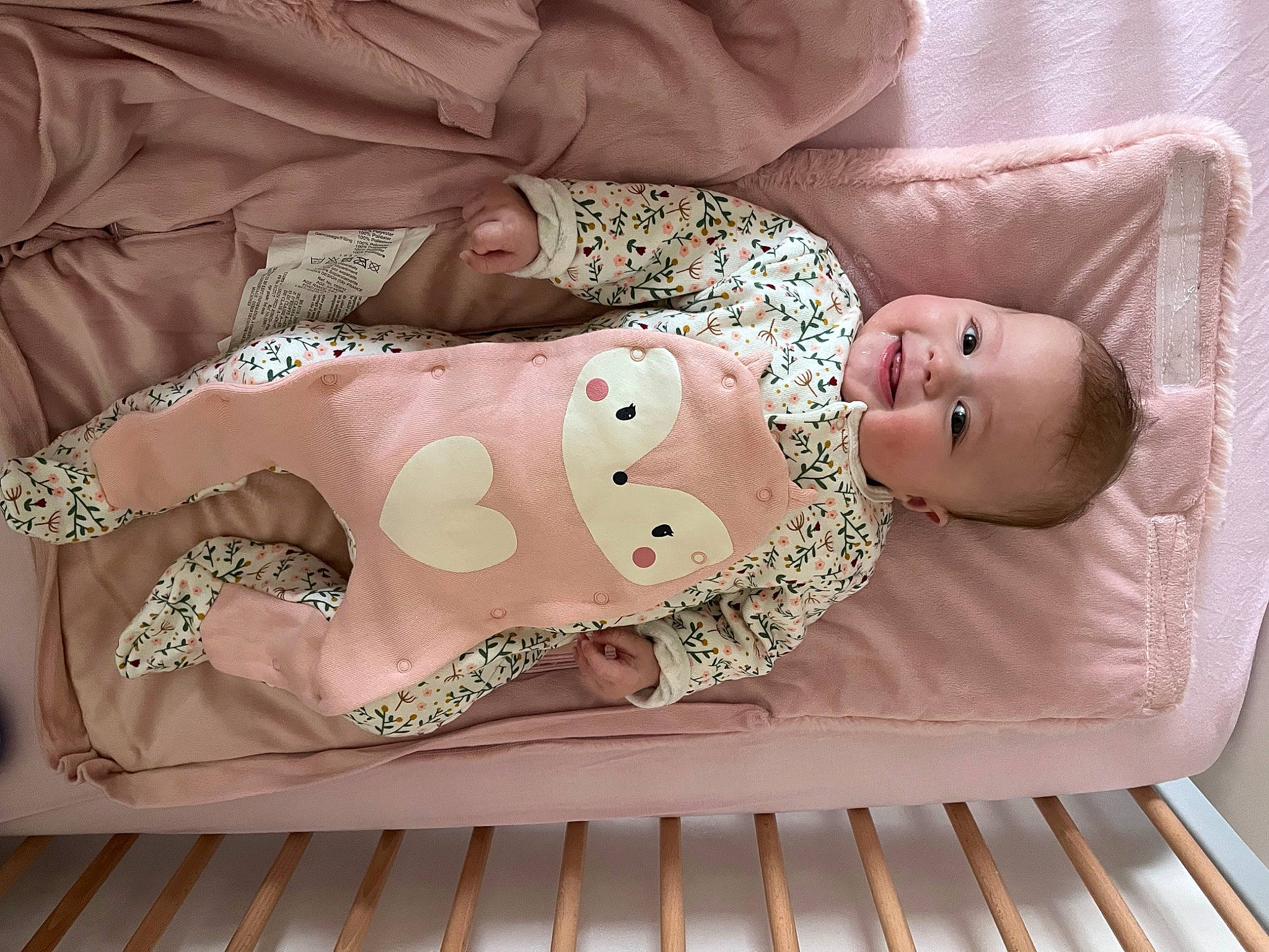 Olivia a rejoint le concours — aidez-le/la à gagner de superbes lots ! arm, baby, baby_products, baby_sleeping, baby_toddler_clothing, cheek, comfort, dress, eye, face, hand, head, headgear, human_body, joy, leg, linens, person, pink, skin