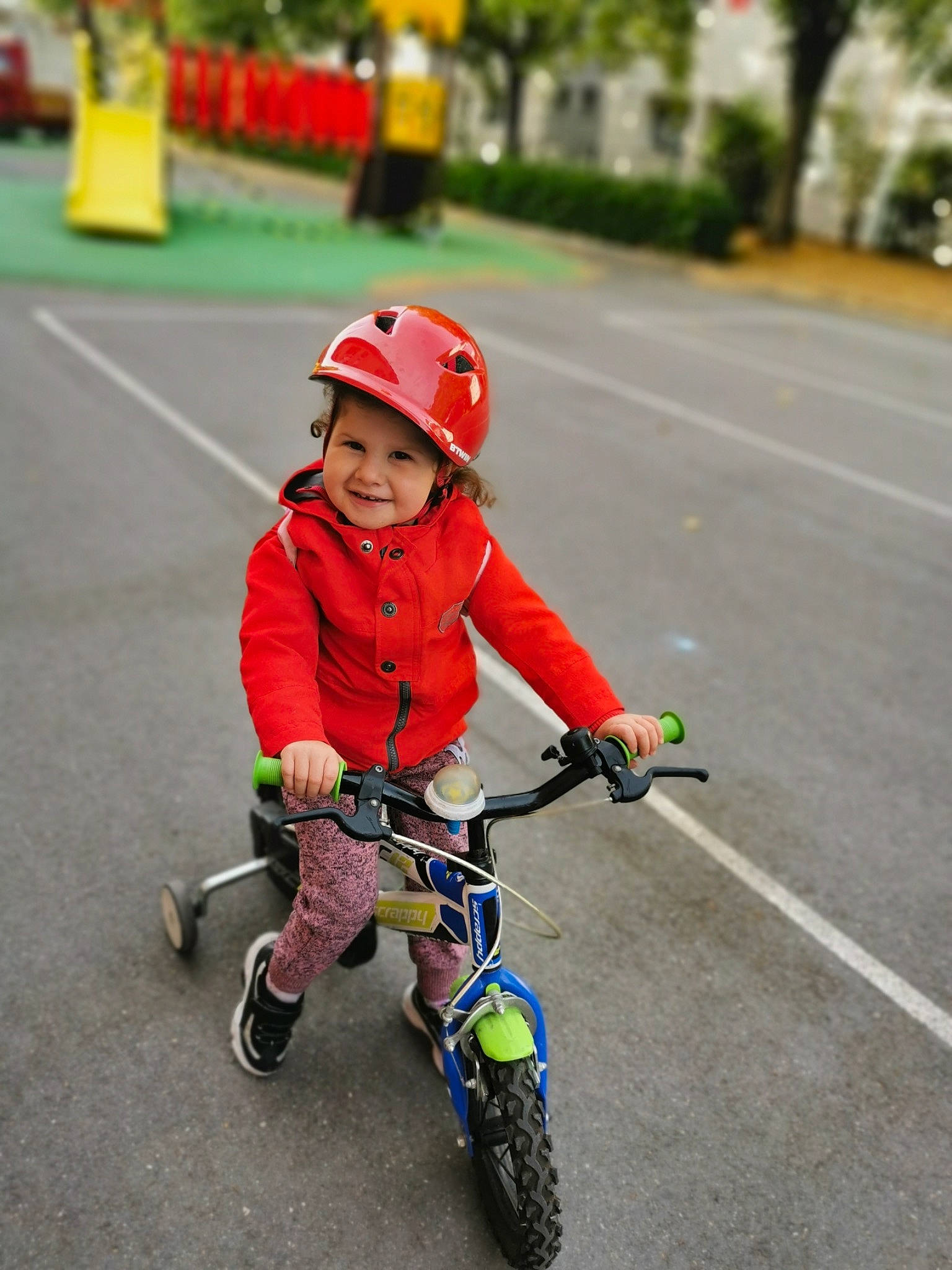 Mylana participe au concours pour gagner de l'argent avec cette photo : asphalt, bicycle, bicycle_accessory, bicycle_clothing, bicycle_fork, bicycle_frame, bicycle_handlebar, bicycle_helmet, bicycle_tire, bicycle_wheel, bicycles_equipment_and_supplies, headgear, headwear, helmet, joy, person, photograph, plant, smile, sports_equipment