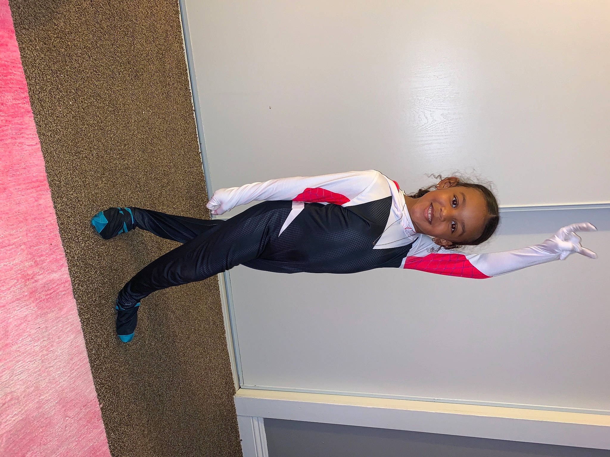 Khari is registered to the contest to win money with this photo: active_pants, balance, elbow, joint, joy, knee, person, shoulder, wrist