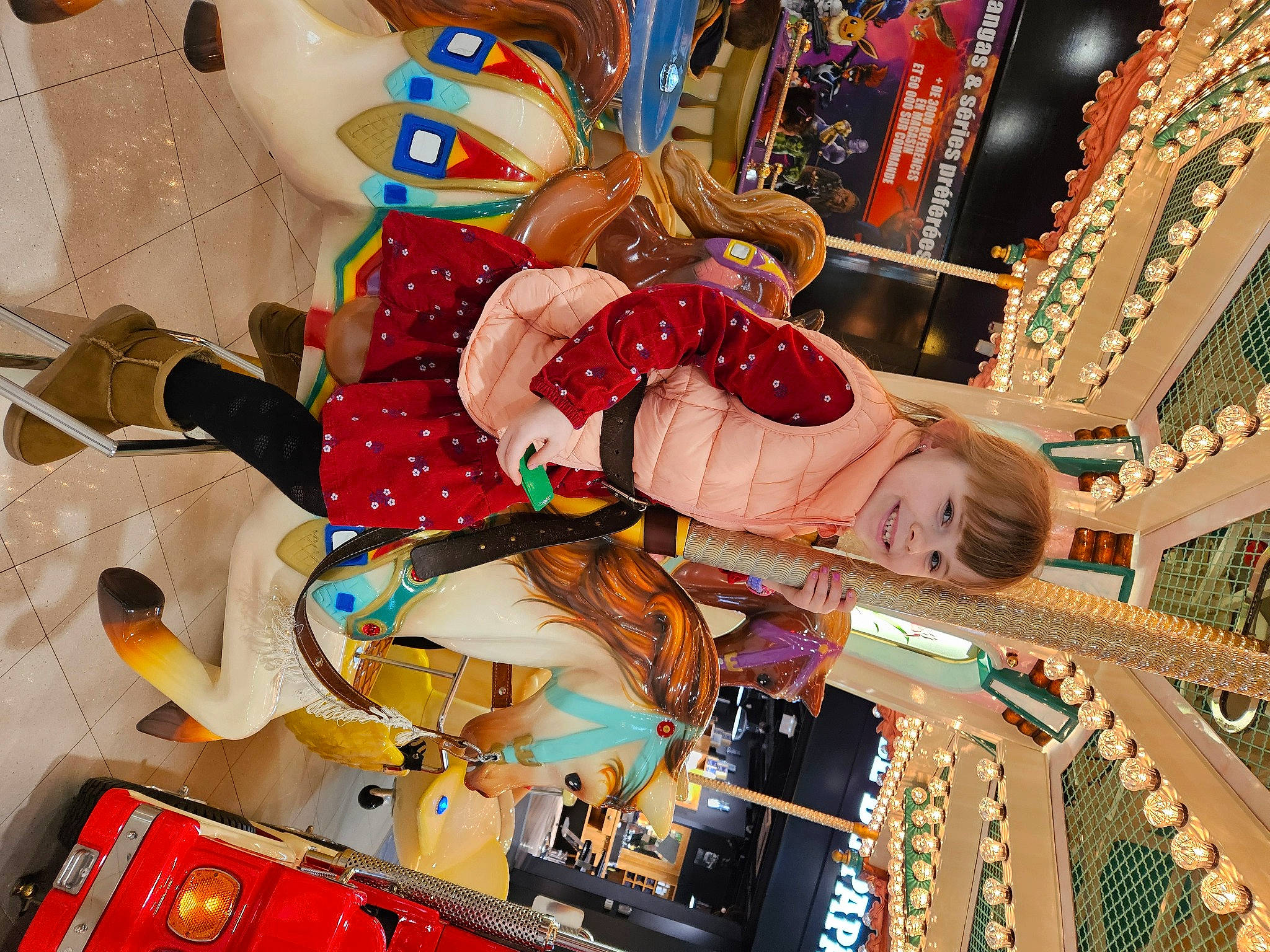 Emma participe au concours pour gagner de l'argent avec cette photo : amusement_park, amusement_ride, carousel, event, festival, fun, joy, leisure, machine, nonbuilding_structure, person, recreation, smile, space