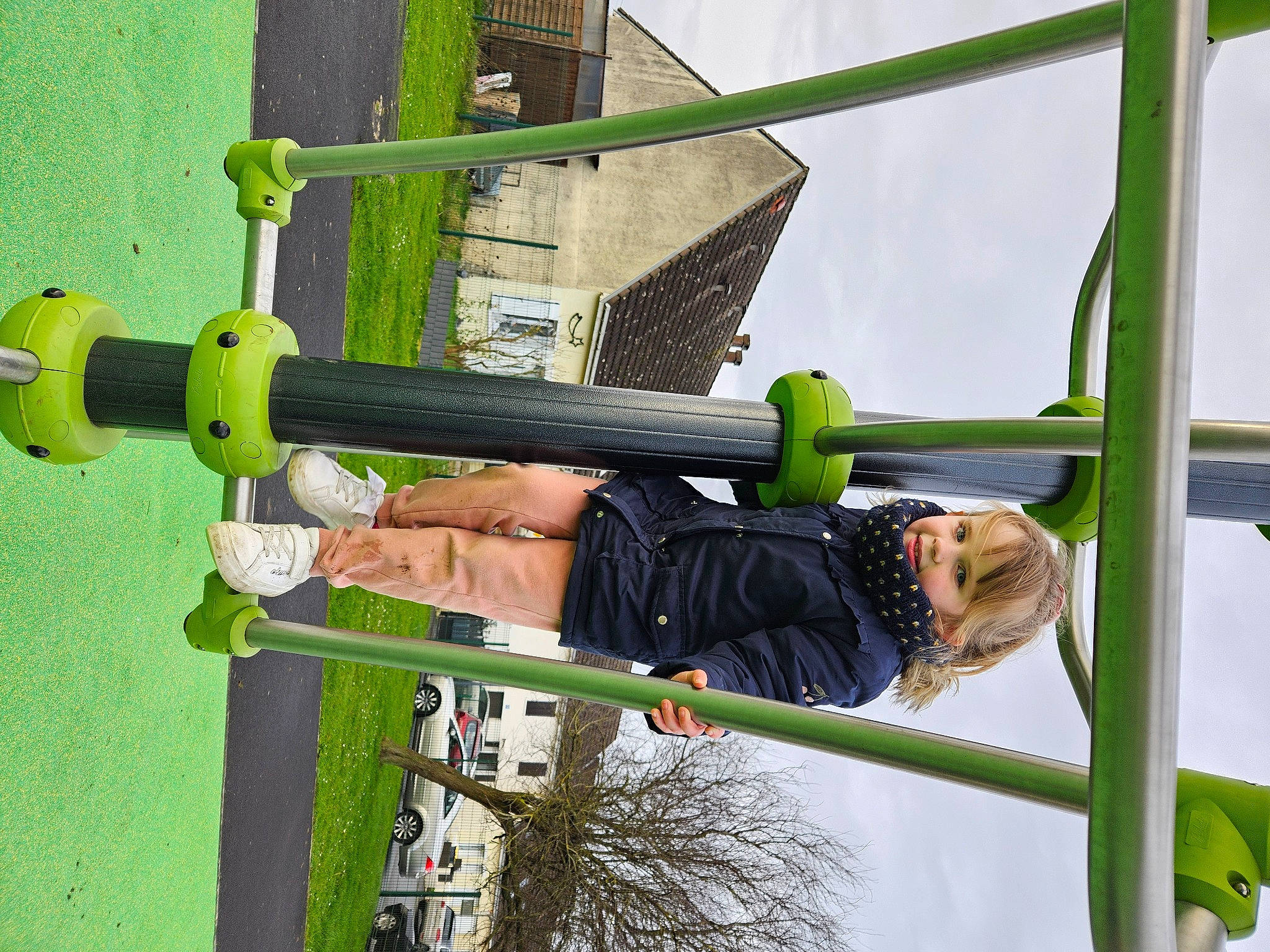 Emma participe au concours pour gagner de l'argent avec cette photo : balance, black, green, leisure, outdoor_shoe, person, plant, pole, sky, tree, walking_shoe